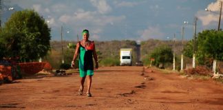 Kátia Tapety se tornou a primeira travesti eleita a um cargo político no Brasil - foi vereadora e vice-prefeita. O filme é resultado de 20 dias de convívio com ela em seu pequeno município, no sertão do Piauí.